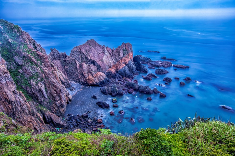 The Tricolor Rocks of Beigu Reef, Dongyin – Photography by Chang Wen-Hsiung_no