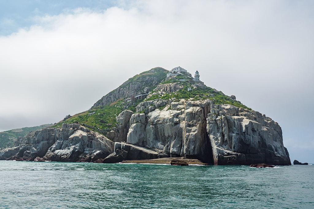 海上看東湧燈塔