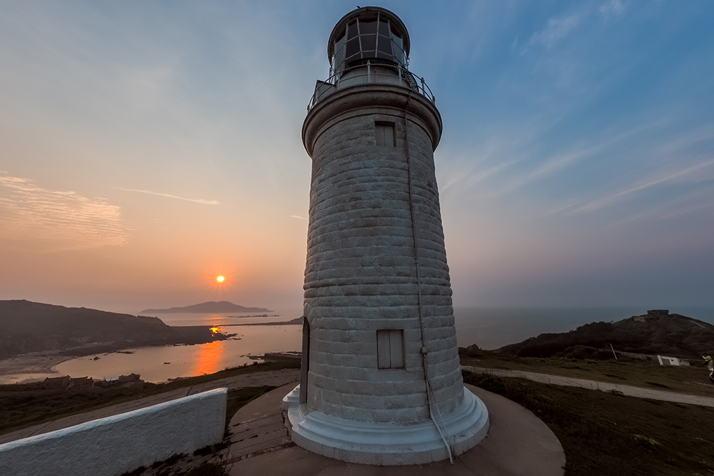 無論是清晨或日落，東莒島燈塔都是絕美的賞景地點