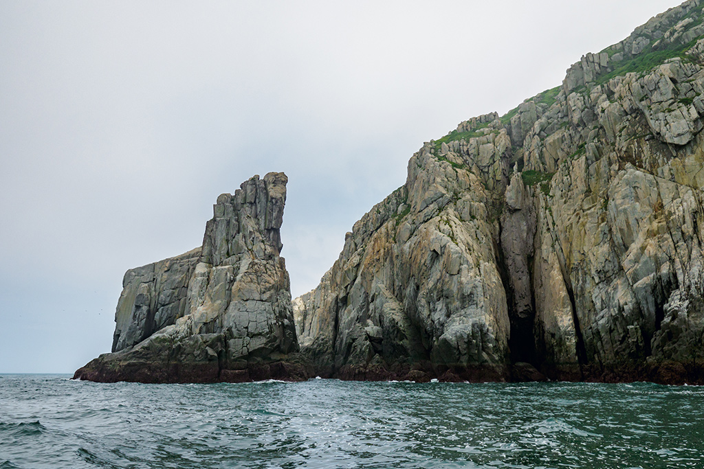 東湧燈塔下方的獨角帽奇岩